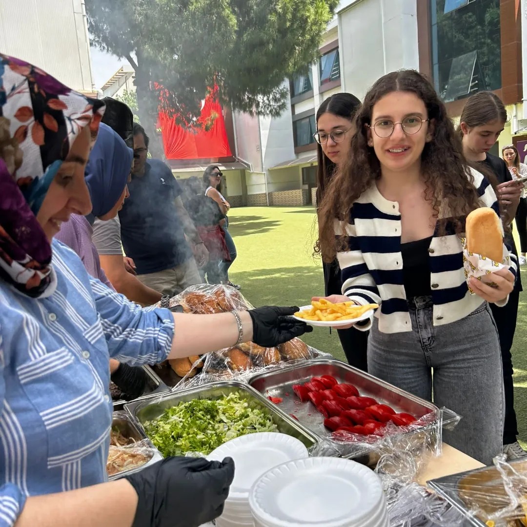 8. Sınıf öğrencilerimize kurs sonrası okulumuzda LGS motivasyonu için mangal etkinliği yapıldı.
